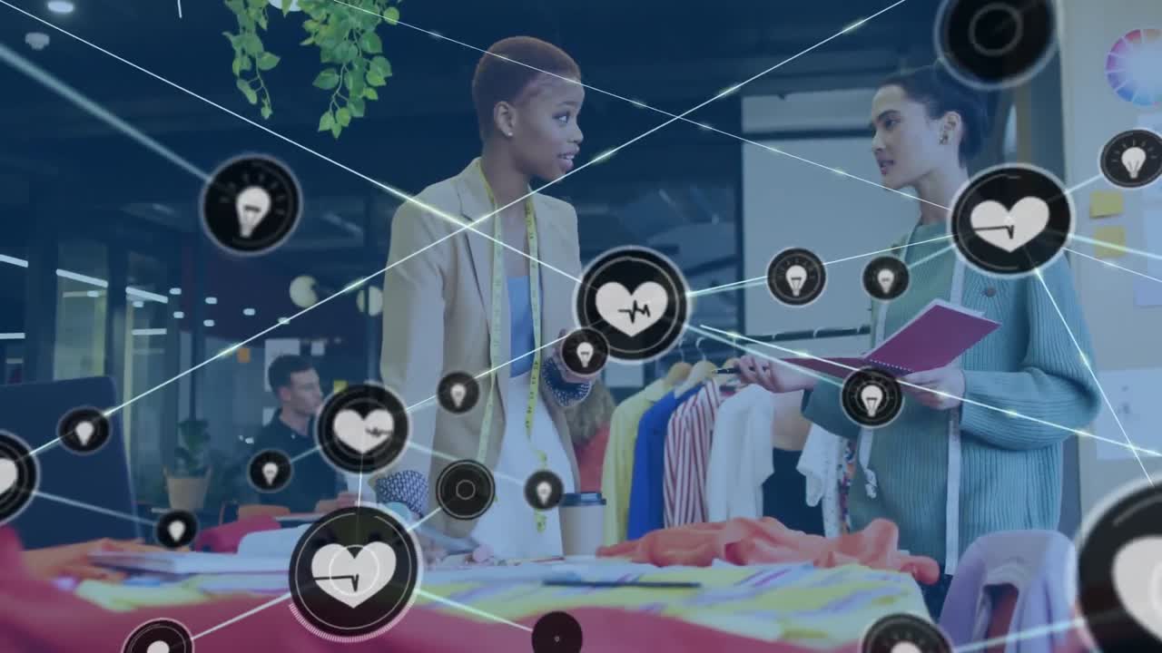 연결된 심장 박동과 전구 아이콘의 애니메이션, 다양한 패션 동료들이 스튜디오에서 토론합니다.
