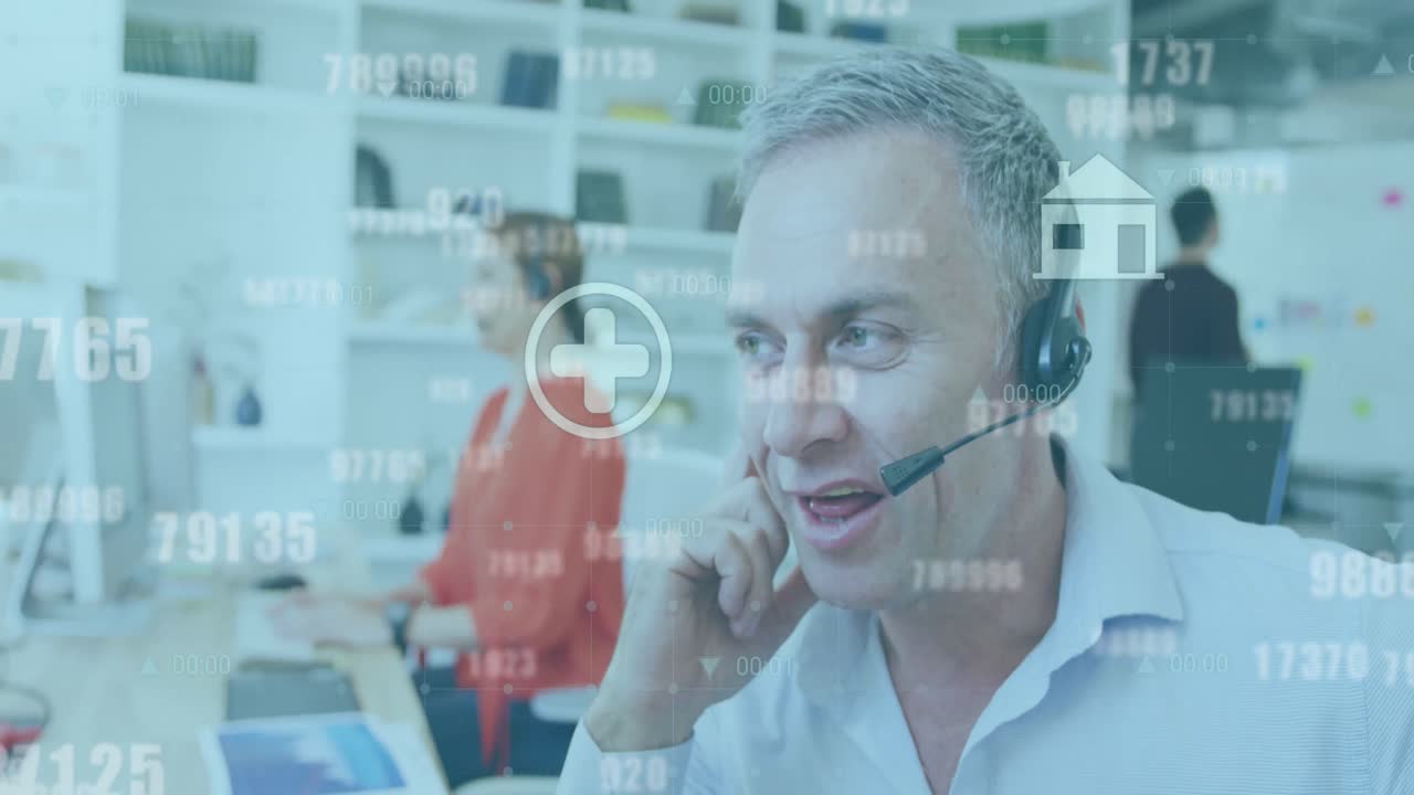 animación de procesamiento de datos e iconos sobre personas de negocios caucásicas que usan auriculares telefónicos en la oficina.