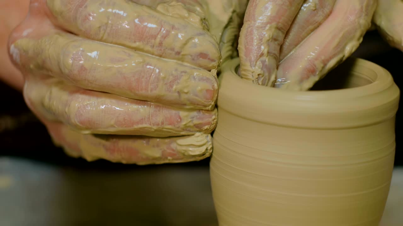 alfarero profesional que hace cerámica en el taller