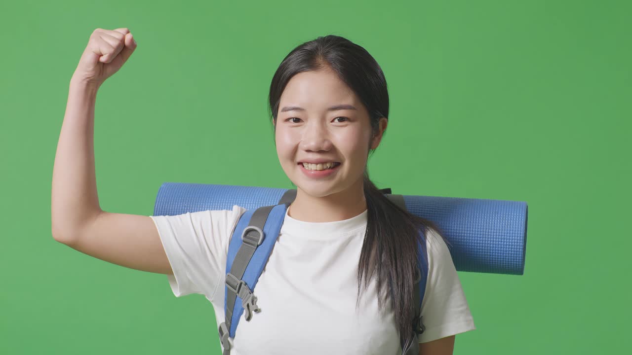 배 과 요가 매트 를 가진 행복 한 여인 여행자