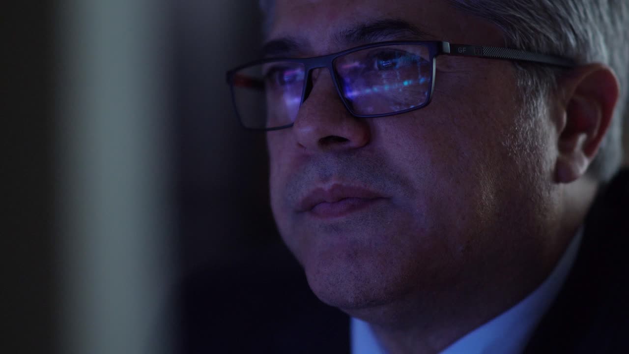 El código de software reflejado en las gafas