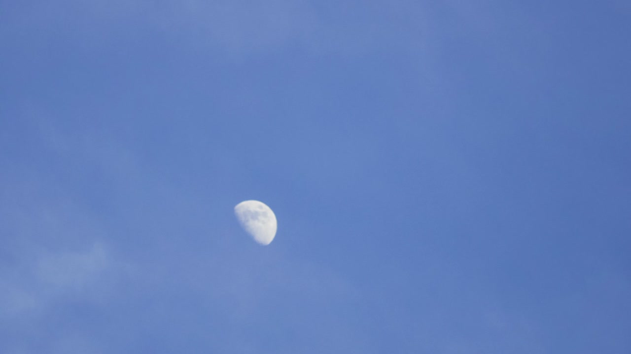 흐르는 구름과 함께 낮의 달 천천히 tiemalapse