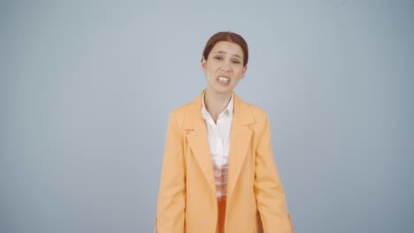 사업가 여성이 나쁜 소식을 듣고 화를 내죠.