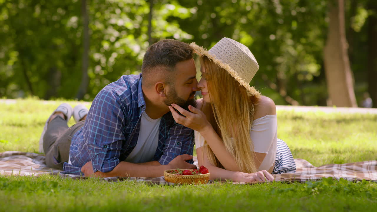 una pareja disfrutando de un picnic en un parque