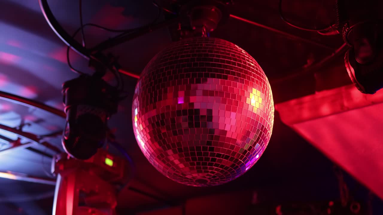 el fondo de reflexión de la luz de la bola de la discoteca en un club nocturno.