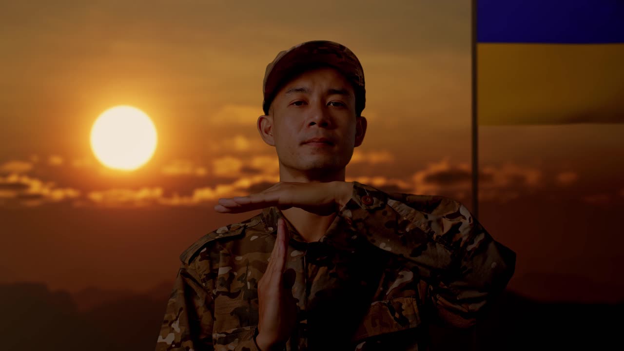 배경 에 우크라이나 국기 와 함께 해 가 지는 동안 위장 유니폼 을 입은 군인