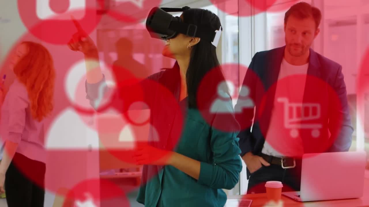 vr 헤드 ⁇ 을 착용한 다양한 동료와 혼합 인종 여성에 대한 소셜 미디어 아이콘의 애니메이션