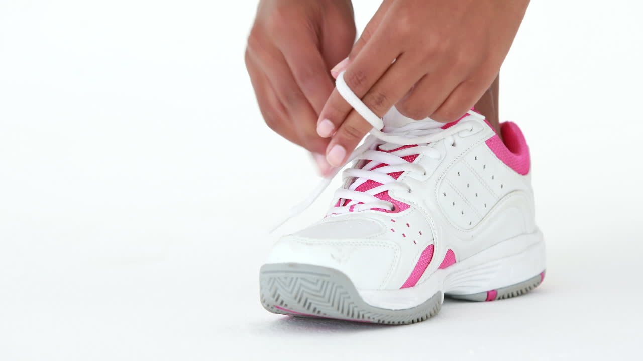 운동 선수 가 신발  을 고 있다