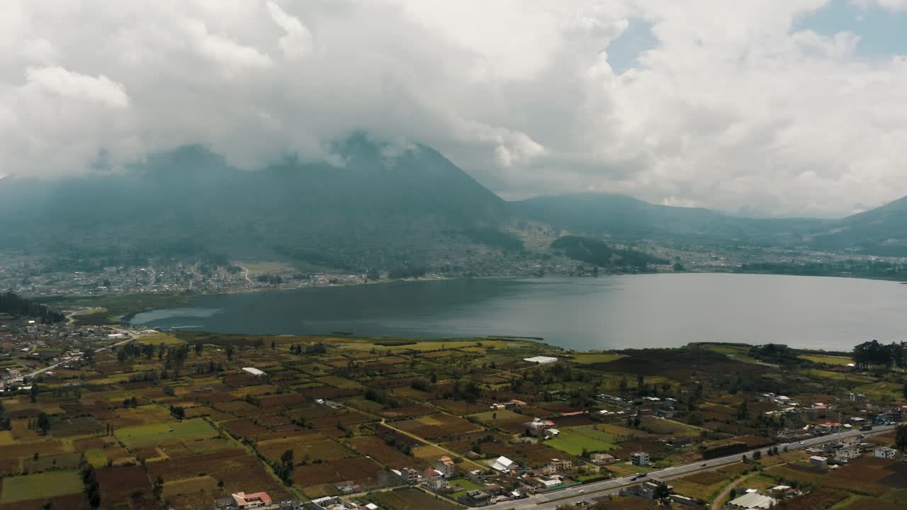 volcán imbabura en las nubes con el lago san pablo en primer plano en la ciudad rural de otavalo en ecuador