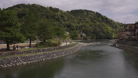 Ribera-Pacífica-En-El-Ujigawa,-Día-Cálido-En-La-Pequeña-Ciudad-De-Kyoto