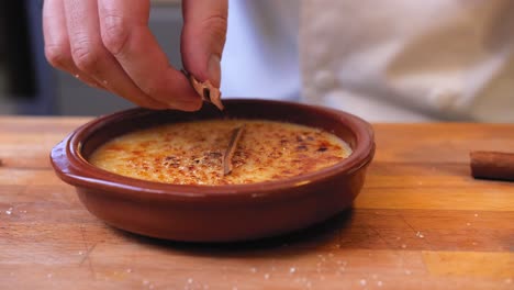 el chef le pone canela a un pudín