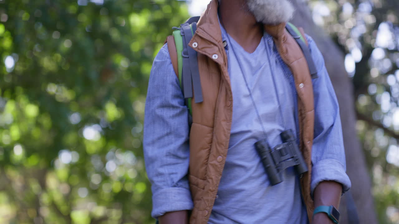 una pareja de ancianos haciendo senderismo en el bosque.