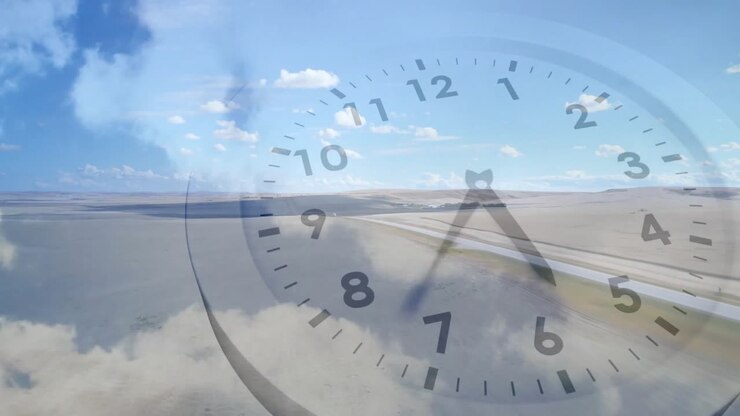Aereo che inizia il rullaggio sulla pista con sovrapposizione di un orologio che mostra la lancetta dei minuti muoversi rapidamente per un time lapse.