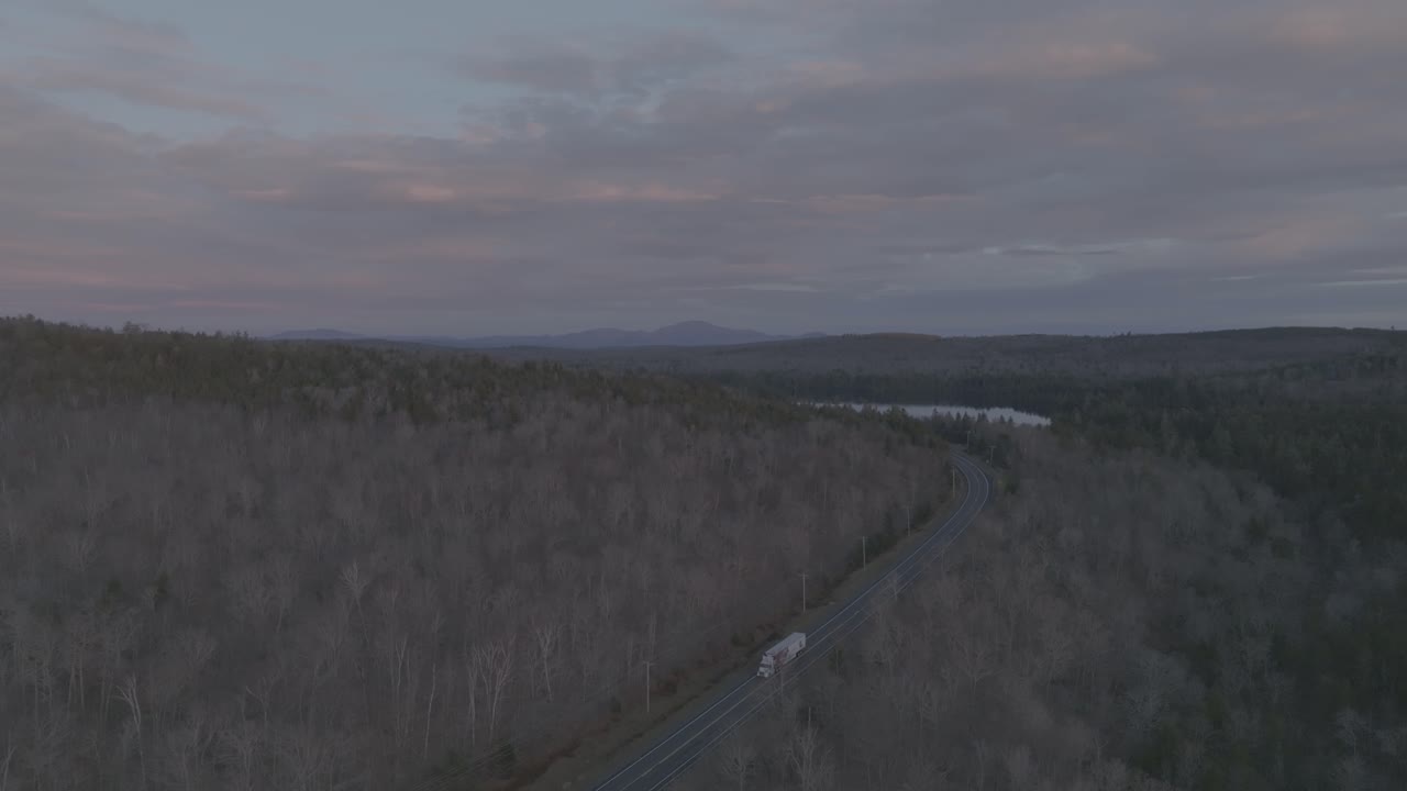 오지 풍경을 통해 화물을 운송하는 트럭의 조감도