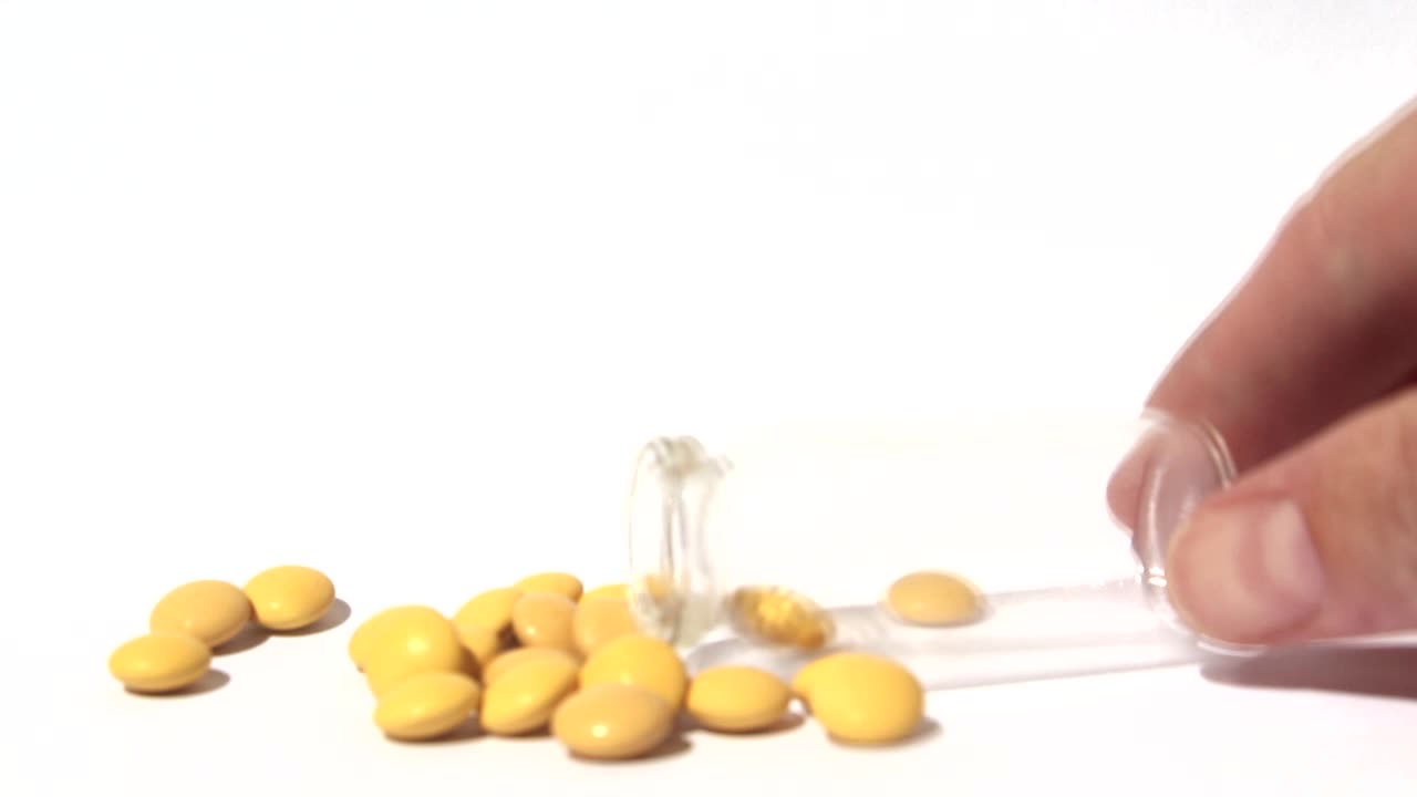 노란색 약은 유리 병에서 흘러 나옵니다.