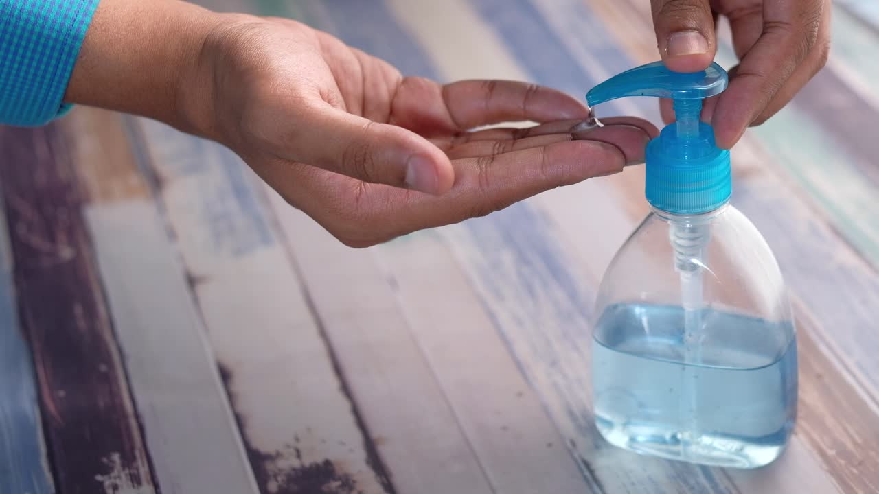 손 소독제를 적용하는 것