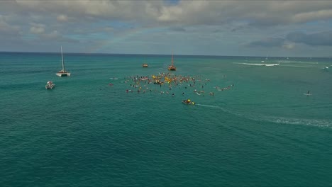 Surfergemeinschaft-Würdigt-Gefallenen-Surfer-Im-Pazifischen-Ozean