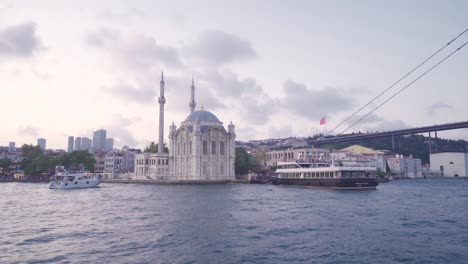 Puente-De-Estambul-Y-Vista-De-La-Mezquita-Desde-El-Mar.