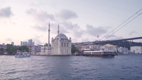 puente de estambul y mezquita vista desde el mar.