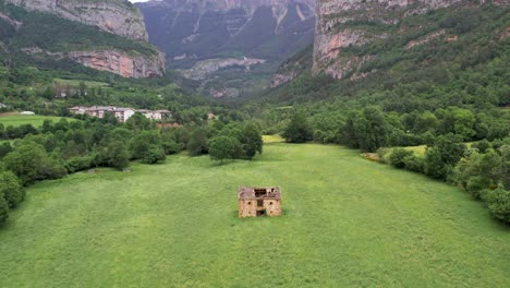 casa vieja en un valle montañoso