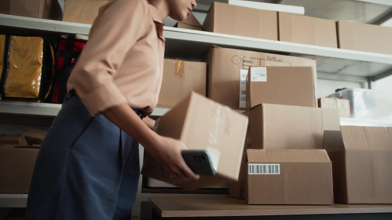 Specialista contabile donna utilizza il cellulare in ufficio