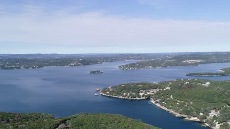 images de drone volant et zoomant vers le lac et les arbres en contrebas, lac medina texas