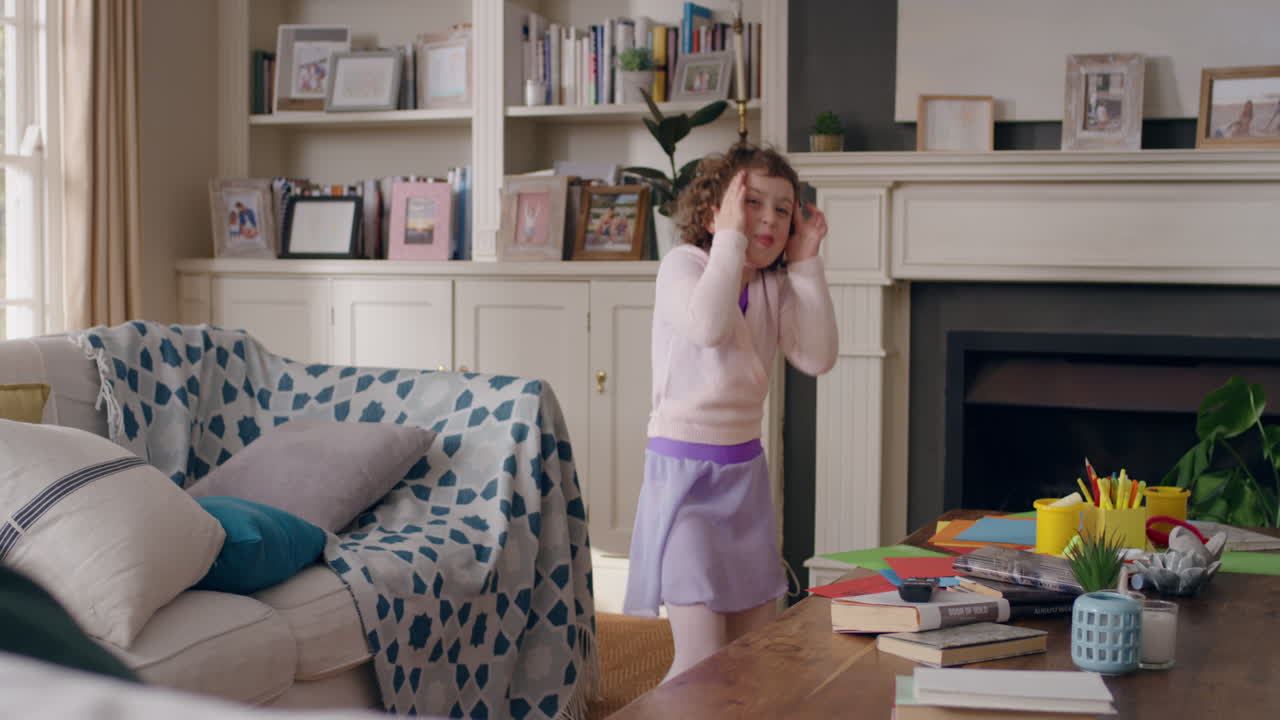 миленькая девочка танцует дома, веселится, играет, танцует, наслаждается игривым детским воображением, счастливым ребенком, взволнованным выходными.