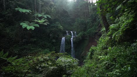 cascada en medio del bosque llamada grenjengan kembar, java central, indonesia