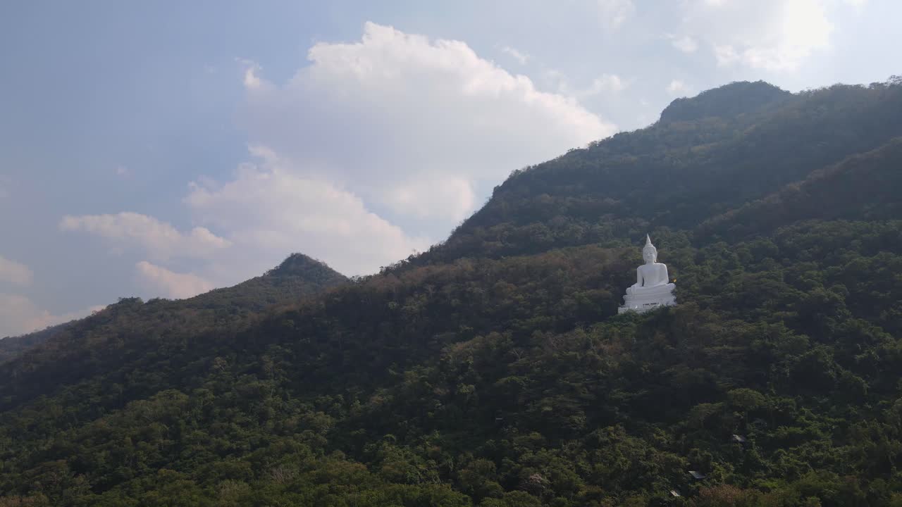 luang por khao, wat theppitak punnaram, imágenes aéreas descendentes de 4k del famoso buda blanco gigante en la ladera de una montaña en pak chong, nakhon ratchasima en tailandia