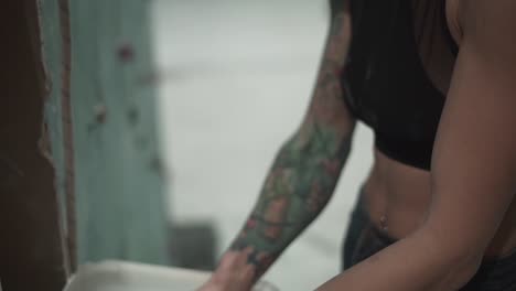 mujer escalando roca en un gimnasio de escalada cubierto
