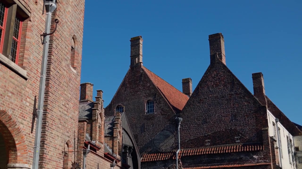 Historická architektura Brugg zachycená pod jasně modrou oblohou, nadčasová krása