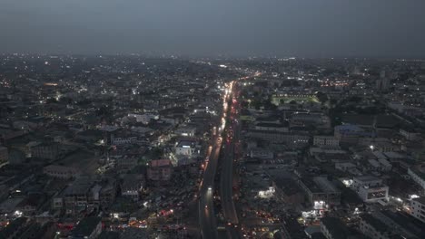 Faszinierende-Luftaufnahme-Von-Lagos-Bei-Nacht,-Pulsierend-Mit-Lebendigen-Lichtern-Der-Stadt-Und-Belebten-Verkehrswegen,-Die-Ein-Dynamisches-Urbanes-Porträt-Zeichnen