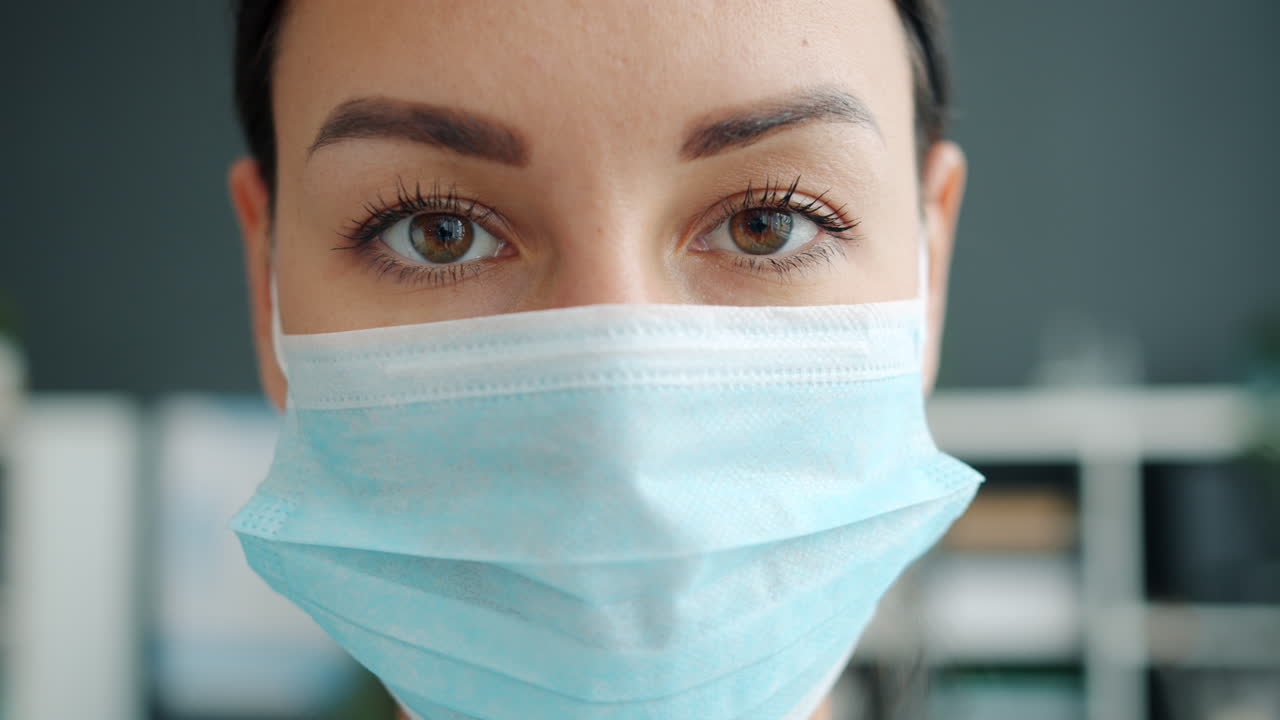 mujer con una máscara facial