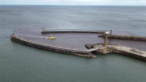 Boot-Kommt-In-Harbour-Arms,-Küstenstadt-Whitby,-Yorkshire,-Großbritannien,-Drohne,-Luftaufnahme