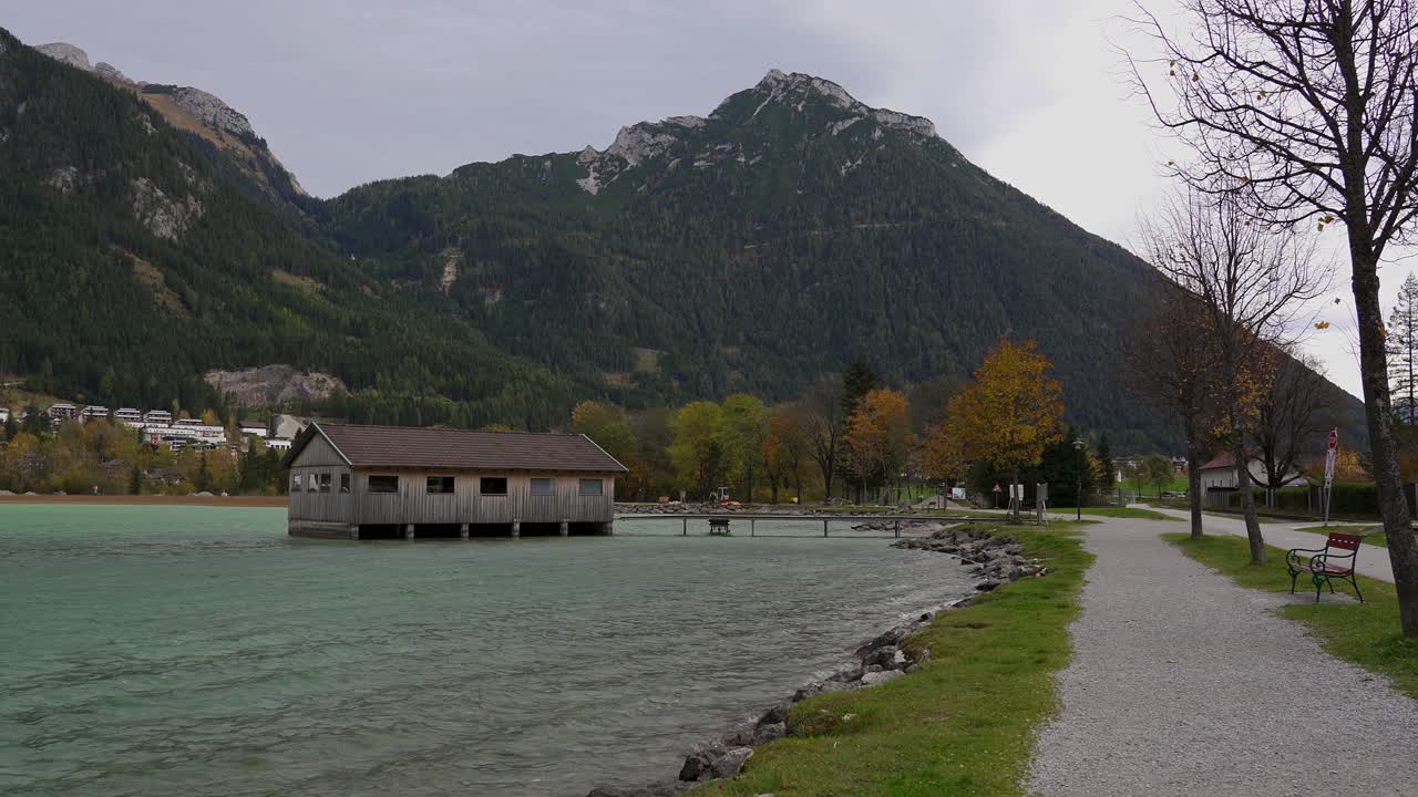 casa de botes en achensee en un día de otoño ventoso en las montañas de los alpes