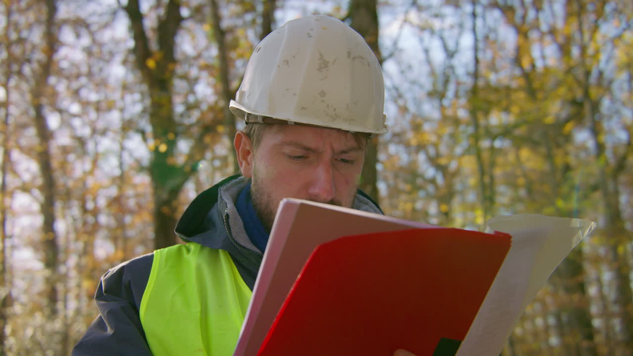 el hombre adulto está comprobando la documentación. el paisaje de otoño del campo. el movimiento lento.