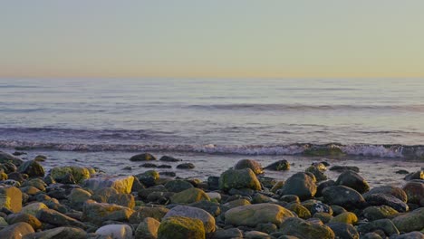 rocas y guijarros en la playa después del atardecer