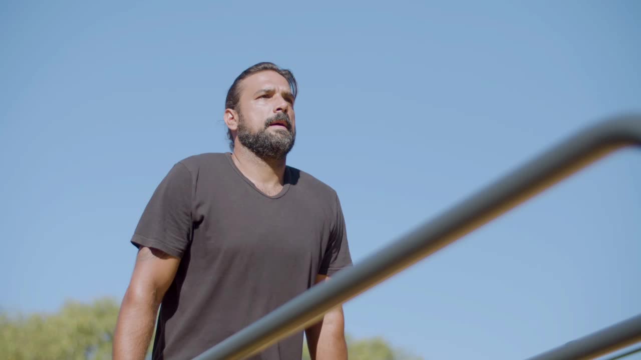 의족을 착용한 강한 남자가 바에 다리를 올리고 있습니다.