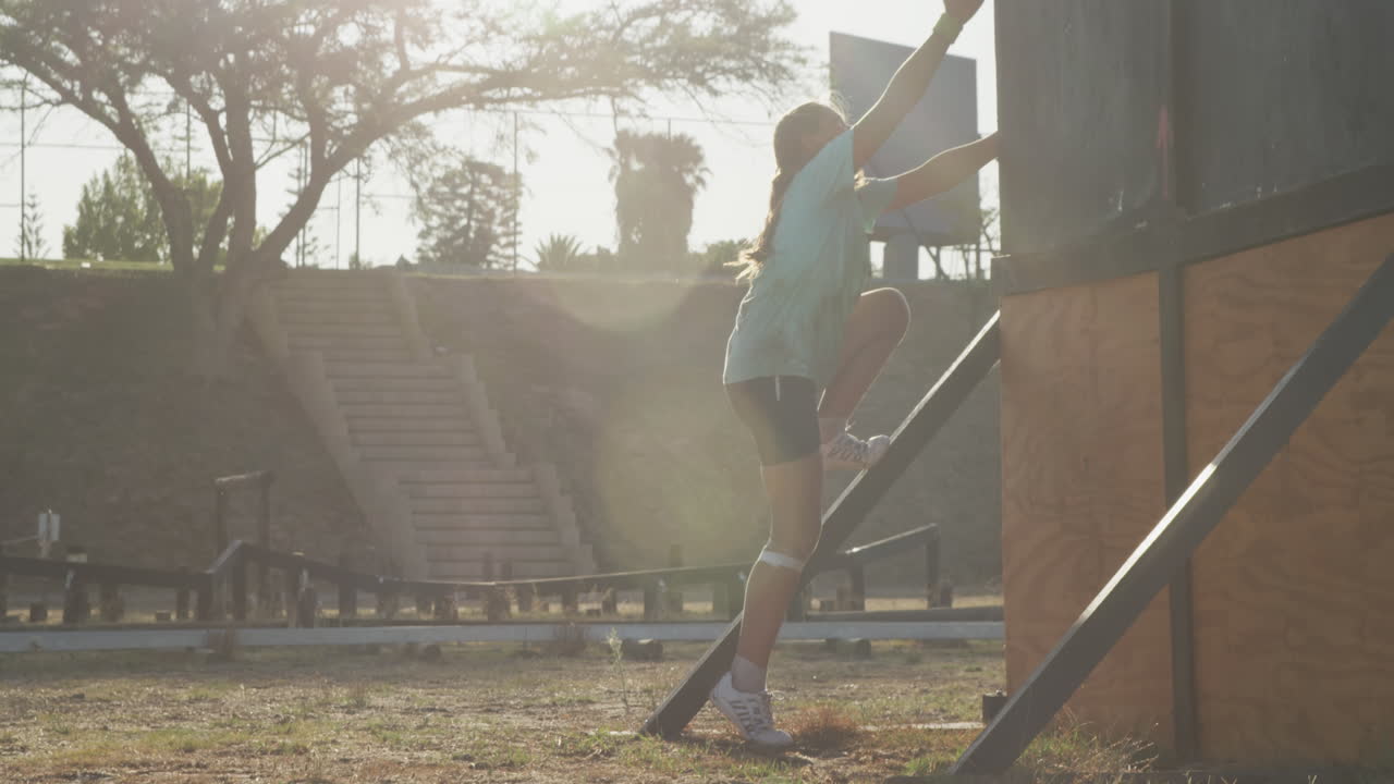 chica caucásica entrenando en el campamento de entrenamiento