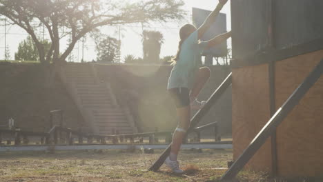 Chica-Caucásica-Entrenando-En-El-Campo-De-Entrenamiento.