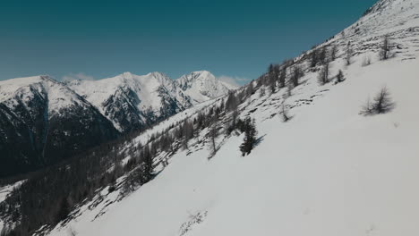 Steiler,-Schneebedeckter-Berg