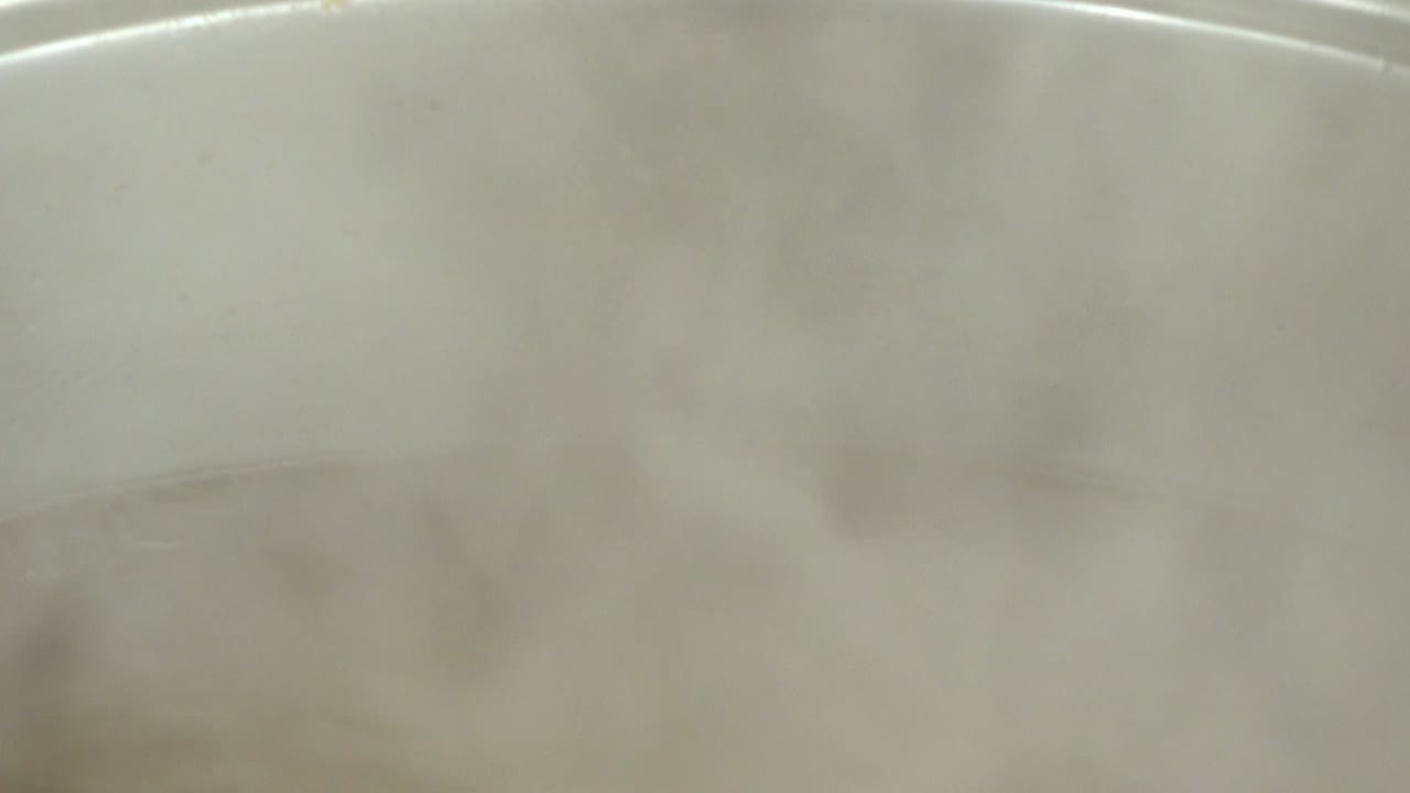 Preparazione del brodo. Riprese in cucina