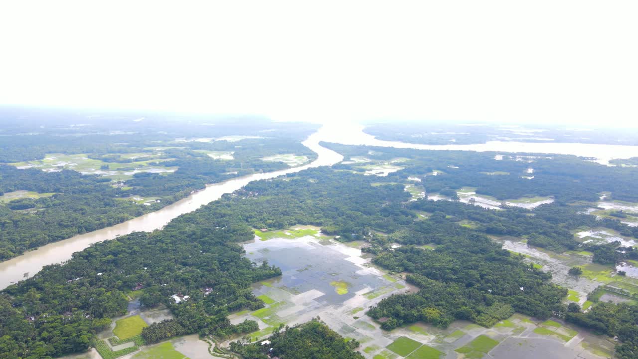 기후 변화 증가로 인해 극동 아시아의 강 지류 옆에 침수된 들판