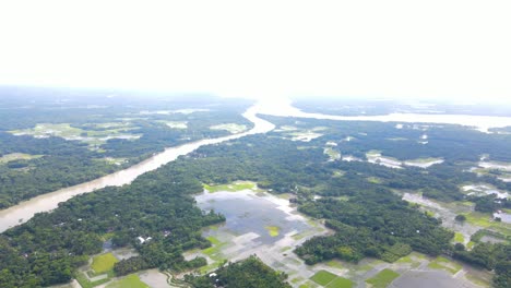 亞洲極東地區因氣候變化而淹沒河流旁邊的田地