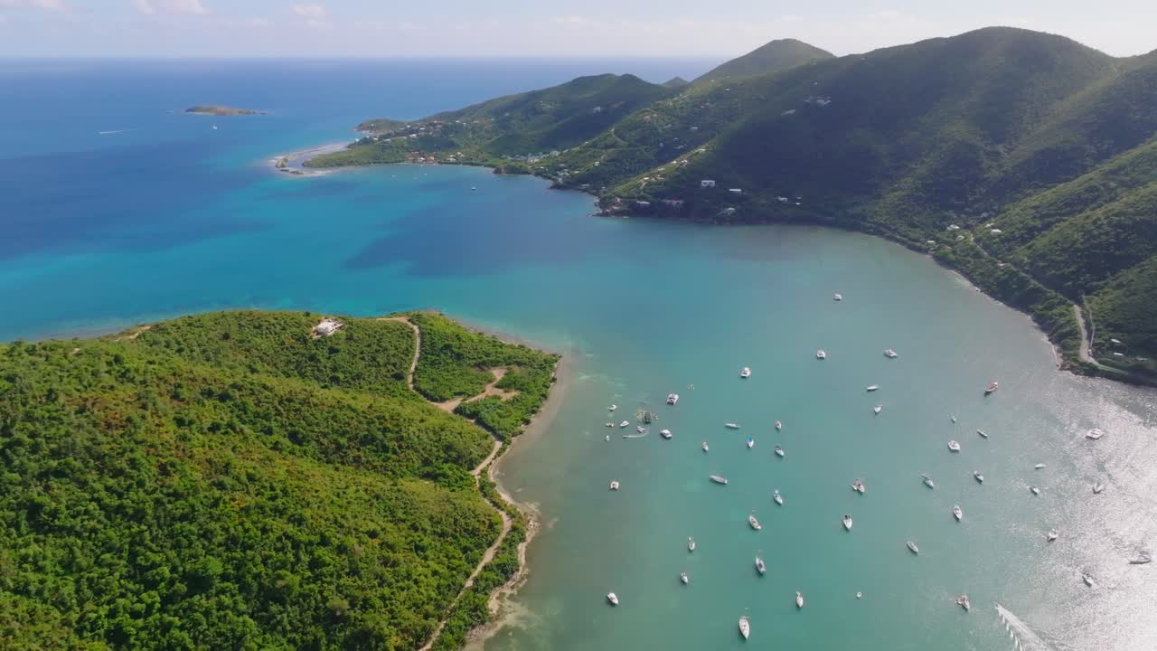 코랄 베이, 세인트에서 항구가 내려다 보이는 화려한 산