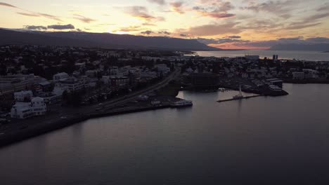 Antena-Sobre-El-Puerto-De-Akureyri,-Islandia-Al-Atardecer