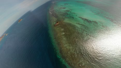 épica toma aérea 360 de un naufragio en un arrecife en el mar caribe