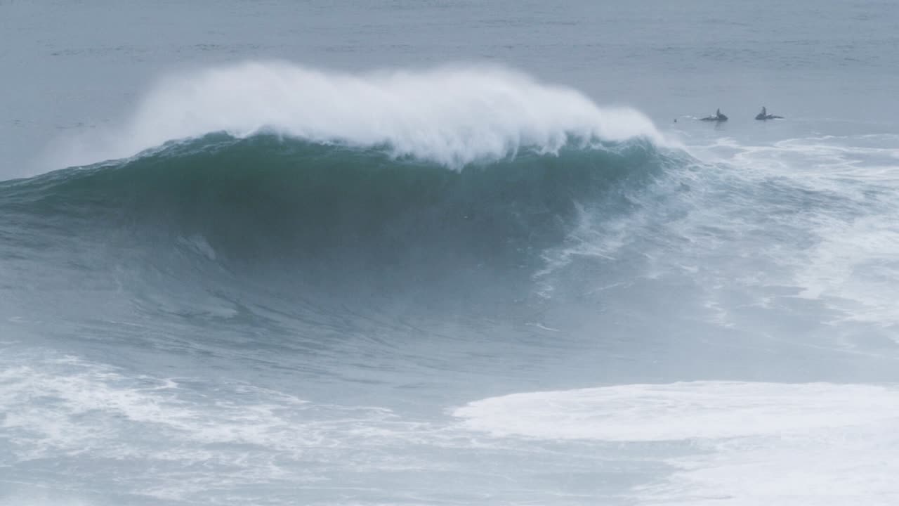 onda perfecta en cámara lenta en nazaré, portugal