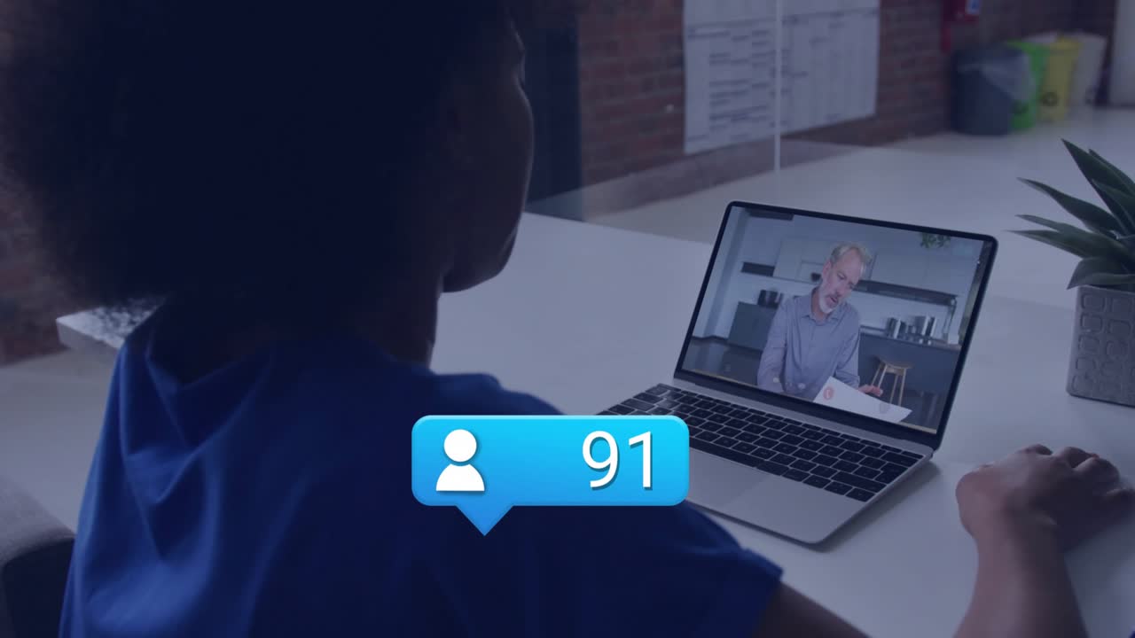 Donna che guarda un presentatore su un laptop che avvia un webinar, fumetto che aggiorna il numero di utenti con coriandoli