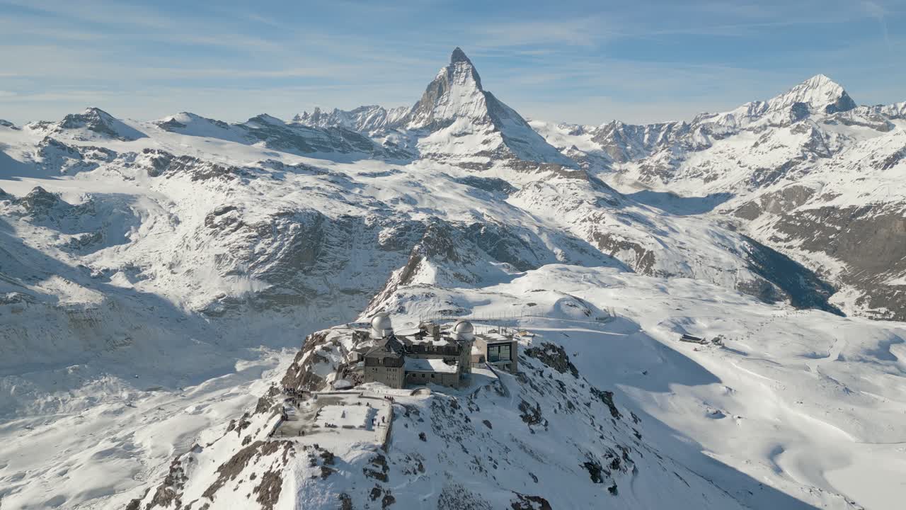 estación de tren de matterhorn y gornergrat tiro aéreo de 4k - zermatt - suiza